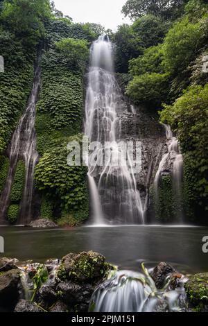 Langzeitaufnahme von Banyumala Waterfal, keine Menschen, vertikal Stockfoto