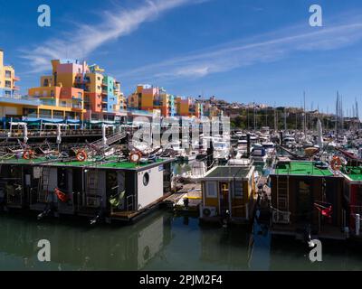 Hausboote und Freizeitboote in Albufeira Marina Algarve Portugal EU Teil eines hochwertigen Touristenkomplexes mit Hotelrestaurants, Bars Stockfoto
