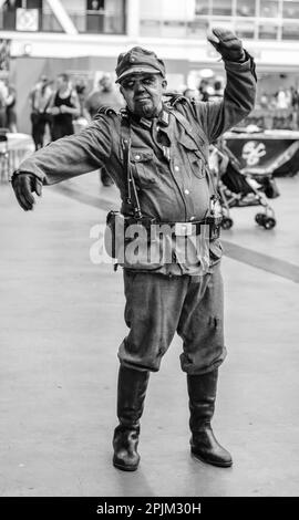 Cosplay-Zombie-Soldat tanzt auf der London Comic-Con in London, England, Großbritannien Stockfoto