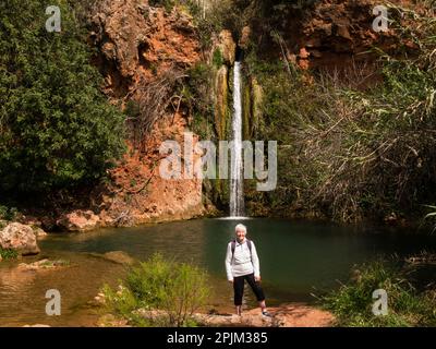 Ältere weibliche Touristen besuchen die Queda do Vigario Falls Alte Algarve Portugal EU Herbst 24m über Klippen in ein tiefes, von Feigenbäumen schattiges Becken eine beliebte Tour Stockfoto