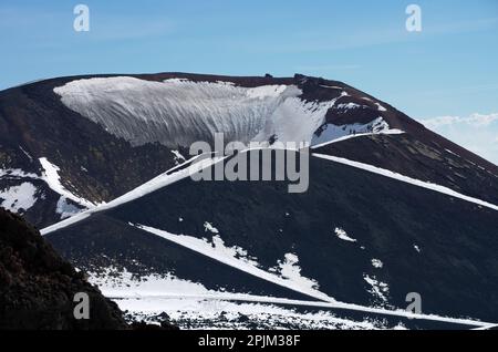 Ascherkegel des Vulkans im Winter Ätna-Nationalpark, Sizilien, Italien Stockfoto