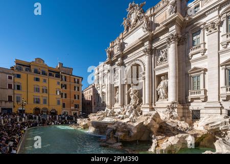 Der Trevi-Brunnen (Fontana di Trevi), eine der meistbesuchten Sehenswürdigkeiten Roms. Rom, Italien, Oktober 2022 Stockfoto