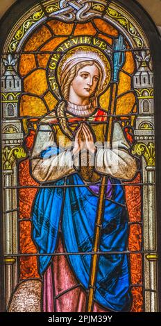 Saint Genevieve Buntglas, Phoenix, Arizona. Genevieve Schutzpatron von Paris, starb 500 v. Chr. Kirche wiederaufgebaut Buntglas 1915 Stockfoto