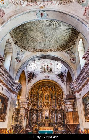 Altar in San Xavier del Bac Mission, Tucson, Arizona. Gegründet 1692 wiederaufgebaute 1700er Jahre, geführt von Franziskanern. Beispiel für spanische Kolonialarchitektur Stockfoto