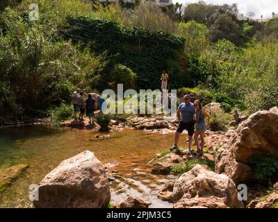 Touristen aus Irland und Frankreich, die Queda do Vigario Falls besuchen Alte Algarve Portugal EU Herbst 24m über Alte Algarve Portugal EU Herbst 24m ein beliebtes Stockfoto