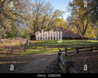 Miwok Roundhouse, Indian Grinding Rock, für Zeremonien der amerikanischen Ureinwohner. Stockfoto