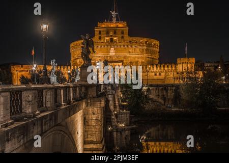 Nachtsicht auf das Castel Sant'Angelo am Ufer des Tibers, Rom, Italien Stockfoto