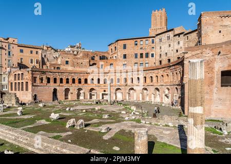 Blick auf den Trajansmarkt (Mercati di Traiano), eine große Ruinenanlage im Forum Romanum, Rom, Italien Stockfoto