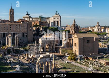 Blick auf das Forum Romanum mit der Altare della Patria (Vittoriano) im Hintergrund, Rom, Italien Stockfoto
