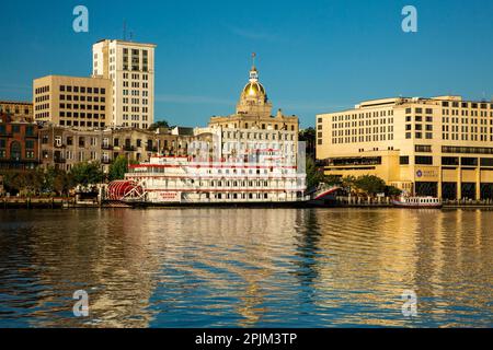 USA, Georgia, Savannah. River Street mit angedockter Georgia Queen. (Nur Redaktionelle Verwendung) Stockfoto