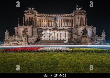 Malerische Nachtansicht mit beleuchtetem Vittoriano (Altare della Patria) von der Piazza Venezia, Rom, Italien Stockfoto