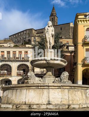 Blick auf Montesarchio, ein historisches Dorf in der Provinz Benevento, Kampanien, Italien Stockfoto