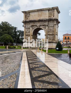 Der Trajanbogen in Benevento, das berühmteste Wahrzeichen der Stadt, errichtet während des Römischen Reiches, Kampanien, Italien, Stockfoto