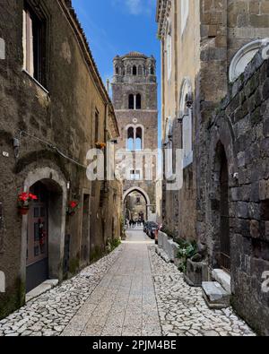 Eine Gasse in Casertavecchia, ein charmantes mittelalterliches Dorf und beliebtes Touristenziel, Kampanien, Italien Stockfoto