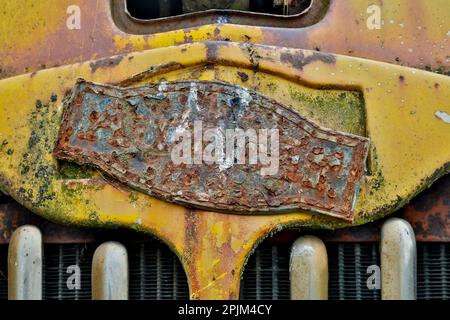 USA, Oregon, Tillamook. Nahaufnahme der alten und verrosteten Vorderseite des Autocar Lkws Stockfoto