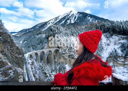 Touristen besuchen Landwasser Viadukt Weltkulturerbe in Schweizer Alpen Schnee Winterlandschaft, Schweiz. Stockfoto