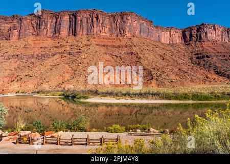 Zugang zum Sandstrand und Fluss. Colorado River, Moab, Utah. Stockfoto