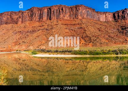 Zugang zum Sandstrand und Fluss. Colorado River, Moab, Utah. Stockfoto