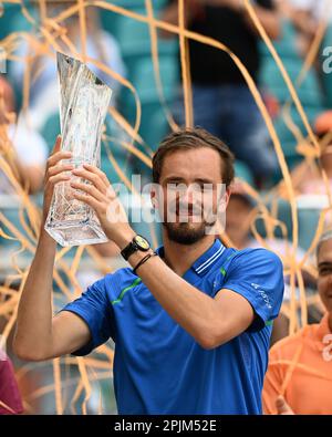 Miami Gardens, Florida, USA. 02. April 2023. Daniil Medvedev posiert mit der Championship-Trophäe, nachdem er Jannik Sünder beim Finale der Herren bei den Miami Open 2023 im Hard Rock Stadium am 2. April 2023 in Miami Gardens, Florida, besiegt hat. Kredit: Mpi04/Media Punch/Alamy Live News Stockfoto
