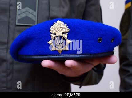 Die ukrainische Nationalgarde hält eine Blaumütze mit einem Wappen Tryzub. Demonstration neuer Polizeiausrüstung, Ausrüstung und Uniformen. 7. Oktober 2018 Stockfoto