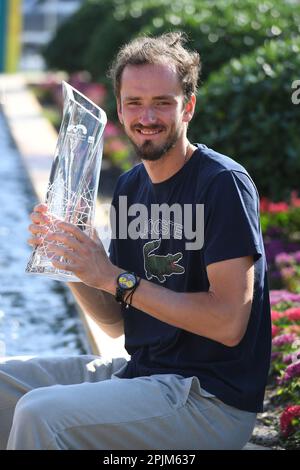 Miami Gardens, Florida, USA. 02. April 2023. Daniil Medvedev posiert mit der Championship-Trophäe, nachdem er Jannik Sünder beim Finale der Herren bei den Miami Open 2023 im Hard Rock Stadium am 2. April 2023 in Miami Gardens, Florida, besiegt hat. Kredit: Mpi04/Media Punch/Alamy Live News Stockfoto