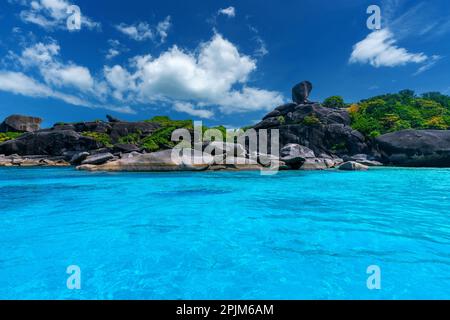 Segelboot Felsen mit weißem Sandstrand auf Similan Island, Phang Nga, Thailand. Stockfoto