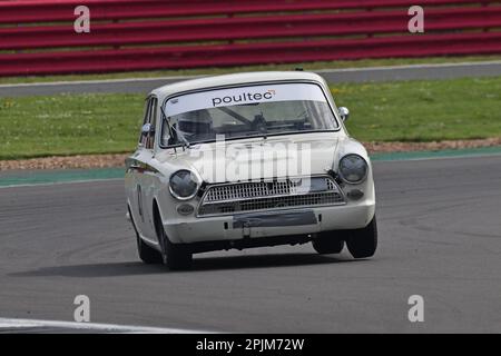 Auf drei Rädern, Nigel Cox, Ford Lotus Cortina, HSCC Historic Road Sports mit Historic Touring Cars und Ecurie Classic, kombinieren sich drei Klassifizierungen Stockfoto