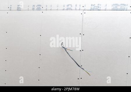 Elektrodrähte in der Decke auf der Baustelle, Vorbereitung zur Beleuchtung des Raumes Stockfoto