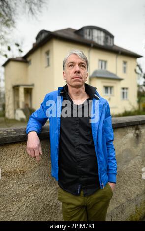 Dresden, Deutschland. 2. April 2023. Der Künstler Markus Draper steht vor der ehemaligen KGB-Villa, dem heutigen Rudolf Steiner Haus in Dresdens Bezirk Radeberger Vorstadt. Die sogenannte Putin Villa ist der Ausgangspunkt für sein neuestes Projekt mit dem Titel "Haus in der Nähe eines großen Waldes", wo der derzeitige russische Präsident in den 1980er Jahren für den KGB, dann den sowjetischen Geheimdienst und die Geheimpolizei arbeitete. Die Ausstellung öffnet am 6. April und läuft bis zum 30. April 2023 im Künstlerhaus Bethanien in Berlin. Guthaben: dpa/Alamy Live News Stockfoto