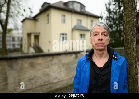 Dresden, Deutschland. 2. April 2023. Der Künstler Markus Draper steht vor der ehemaligen KGB-Villa, dem heutigen Rudolf Steiner Haus in Dresdens Bezirk Radeberger Vorstadt. Die sogenannte Putin Villa ist der Ausgangspunkt für sein neuestes Projekt mit dem Titel "Haus in der Nähe eines großen Waldes", wo der derzeitige russische Präsident in den 1980er Jahren für den KGB, dann den sowjetischen Geheimdienst und die Geheimpolizei arbeitete. Die Ausstellung öffnet am 6. April und läuft bis zum 30. April 2023 im Künstlerhaus Bethanien in Berlin. Guthaben: dpa/Alamy Live News Stockfoto