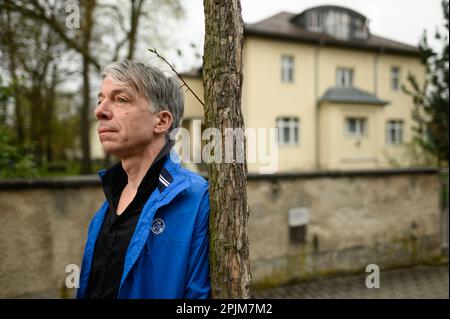 Dresden, Deutschland. 2. April 2023. Der Künstler Markus Draper steht vor der ehemaligen KGB-Villa, dem heutigen Rudolf Steiner Haus in Dresdens Bezirk Radeberger Vorstadt. Die sogenannte Putin Villa ist der Ausgangspunkt für sein neuestes Projekt mit dem Titel "Haus in der Nähe eines großen Waldes", wo der derzeitige russische Präsident in den 1980er Jahren für den KGB, dann den sowjetischen Geheimdienst und die Geheimpolizei arbeitete. Die Ausstellung öffnet am 6. April und läuft bis zum 30. April 2023 im Künstlerhaus Bethanien in Berlin. Guthaben: dpa/Alamy Live News Stockfoto