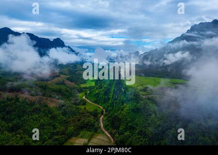 Von Nebel bedeckte Kalksteinberge in Vang vieng, Laos. Stockfoto