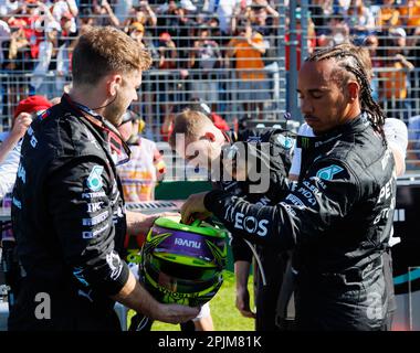 Albert Park, 2. April 2023 Lewis Hamilton (GBR) des Teams Mercedes vor dem Start des Rennens auf dem Spielfeld. Corleve/Alamy Live News Stockfoto