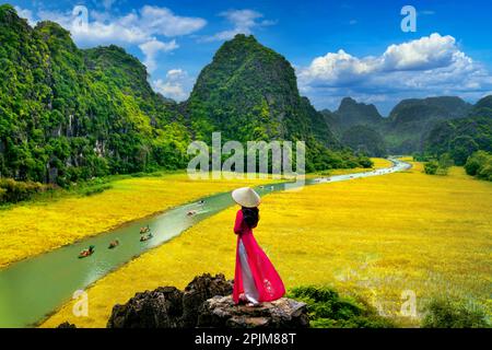 Asiatische Frau, die traditionelle vietnamesische Kultur in Tam coc, Vietnam, trägt. Stockfoto