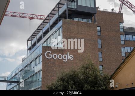 Dublin Docklands, Dublin City, Irland 29. März 2023. Google Building Beschilderung. Büros aus rotem Ziegelstein und Glas mit Kopierbereich für Text Stockfoto