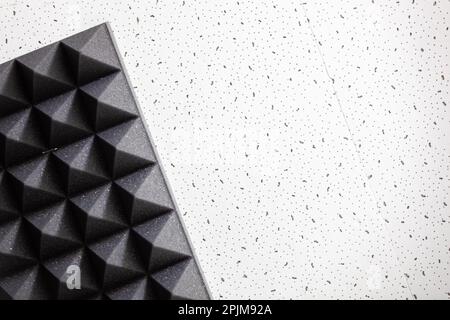 Zwei Hintergründe an einer Wand. Professionelle Schallisolierung und weiße Wand in einem Lichtmuster. Textur. Hintergrund. Vorlage. Hochwertiges Foto. Ge Stockfoto