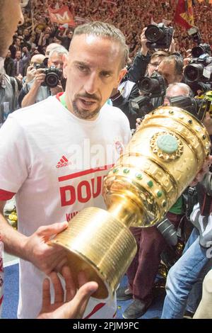 ARCHIVFOTO: Franck RIBERY wird am 7. April 2023 40 Jahre alt, Franck RIBERY (Mitte, M) steht vor den Fotografen mit einer Trophäe, Jubel, Jubel, Jubel, Jubel, Freude, Prost, feiere, Jubel, halbe Figur, halbe Figur, Porträtformat, DFB Cup-Finale, RB Leipzig (L) - FC Bayern München (M) 0: 3 Uhr im Olympiastadion Berlin am 05. 25. 2019. ##DFL/DFB-Vorschriften verbieten die Verwendung von Fotos als Bildsequenzen und/oder quasi-Video## Â Stockfoto