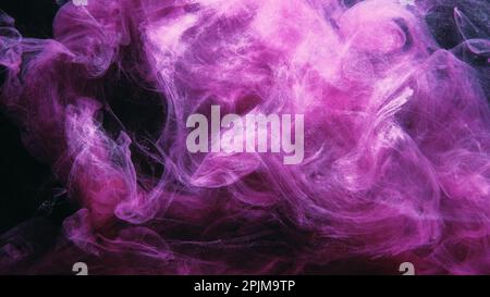 Glitzernder Sprühnebel Wasser spritzt pinkfarbenen, glänzenden Rauch Stockfoto