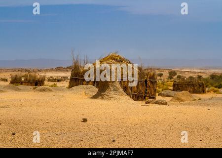 Tuareg-Lager in der Wüste. Runde Hütte, auf traditionelle Weise gebaut. Sahara Wüste, Algerien, Afrika Stockfoto