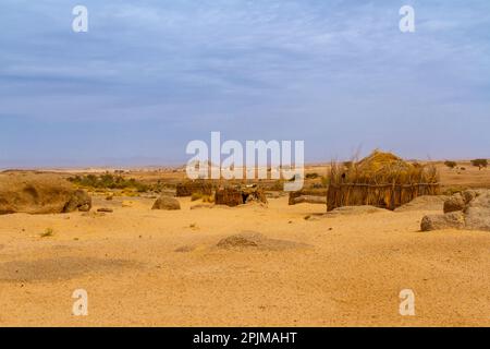 Tuareg-Lager in der Wüste. Runde Hütte, auf traditionelle Weise gebaut. Sahara Wüste, Algerien, Afrika Stockfoto