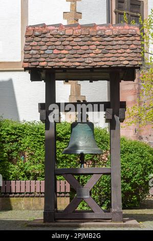 Die ehemalige Glocke der Marktkirche steht vor der Bergkirche, Bad Bergzabern, Pfalz, Rheinland-Pfalz, Deutschland, Europa Stockfoto