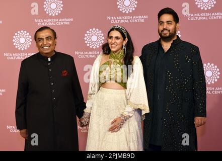 Der indische Milliardär Mukesh Ambani (L), Shloka Mehta (M) und Akash Ambani (R) posieren für ein Fotoshooting auf dem roten Teppich am zweiten Tag der Eröffnung des Nita Mukesh Ambani Cultural Centre in Mumbai, Indien, 01. April 2023. (Foto: Indranil Aditya/NurPhoto)0 Kredit: NurPhoto SRL/Alamy Live News Stockfoto