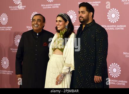 Der indische Milliardär Mukesh Ambani (L), Shloka Mehta (M) und Akash Ambani (R) posieren für ein Fotoshooting auf dem roten Teppich am zweiten Tag der Eröffnung des Nita Mukesh Ambani Cultural Centre in Mumbai, Indien, 01. April 2023. (Foto: Indranil Aditya/NurPhoto)0 Kredit: NurPhoto SRL/Alamy Live News Stockfoto