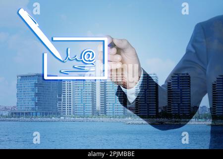 Konzept der elektronischen Signatur. Doppelbelichtung eines Geschäftsmannes mit Stift neben virtuellem Bildschirm und Stadtbild Stockfoto