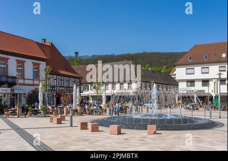 Stadtplatz mit Brunnen und Restaurants, Bad Bergzabern, Pfalz, Rheinland-Pfalz, Deutschland, Europa Stockfoto