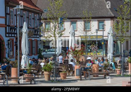 Restaurant auf dem Stadtplatz, Bad Bergzabern, Pfalz, Rheinland-Pfalz, Deutschland, Europa Stockfoto