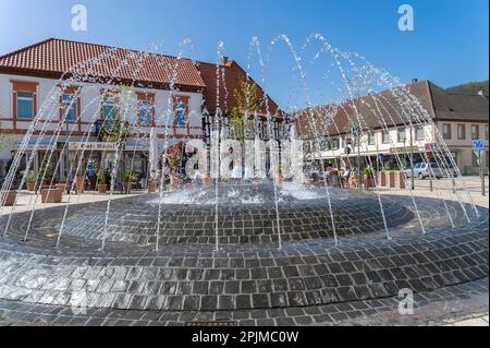 Stadtplatz mit Brunnen und Restaurants, Bad Bergzabern, Pfalz, Rheinland-Pfalz, Deutschland, Europa Stockfoto