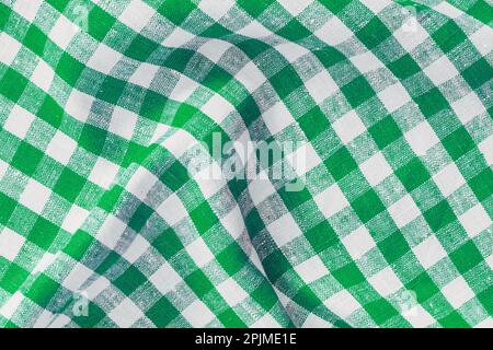 Zerknitterter Stoff Frühstück Natürlicher Leinen Karierter Schottenstoff Küchenmaterial Abstraktes Karomuster Hintergrundstruktur, Grün Und Weiß Stockfoto