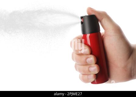 Ein Mann, der Pfefferspray auf weißem Hintergrund benutzt, Nahaufnahme Stockfoto