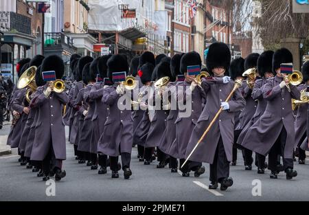 Wachablösung in Windsor Castle, Großbritannien, mit der Nijmegen Company Grenadier Guards an diesem Tag mit Musik von der Band der Schottischen Garde. Stockfoto